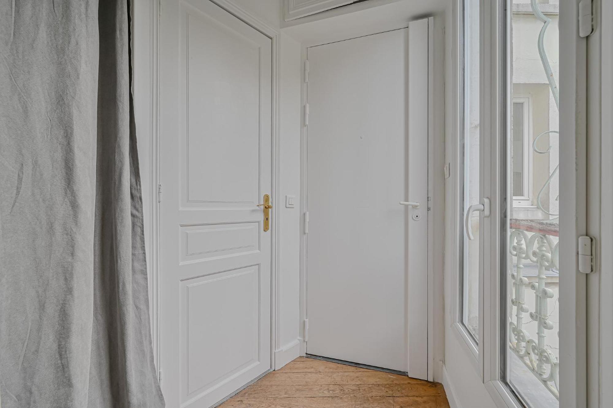 Le Poetique Niche Au Pied Du Sacre-coeur Parijs